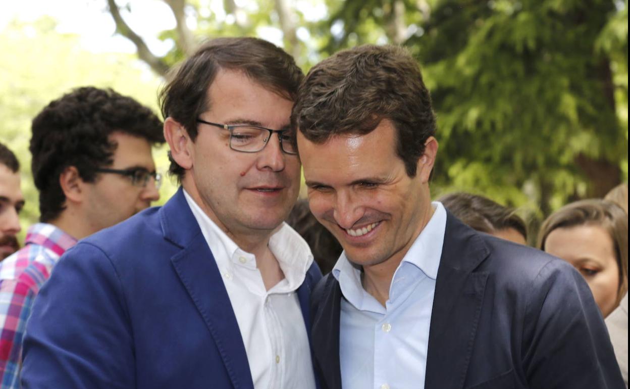 Casado muestra su apoyo a Mañueco que lo agradece de corazón El